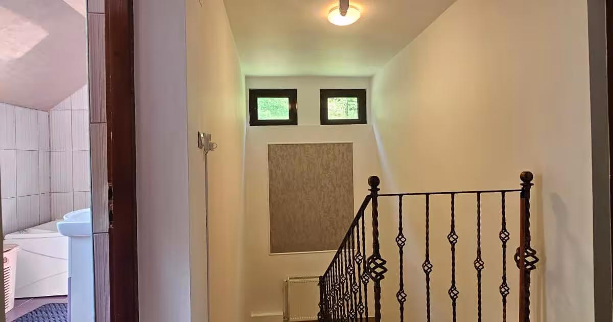 Casă 248 mp cu 6 camere în Vețel