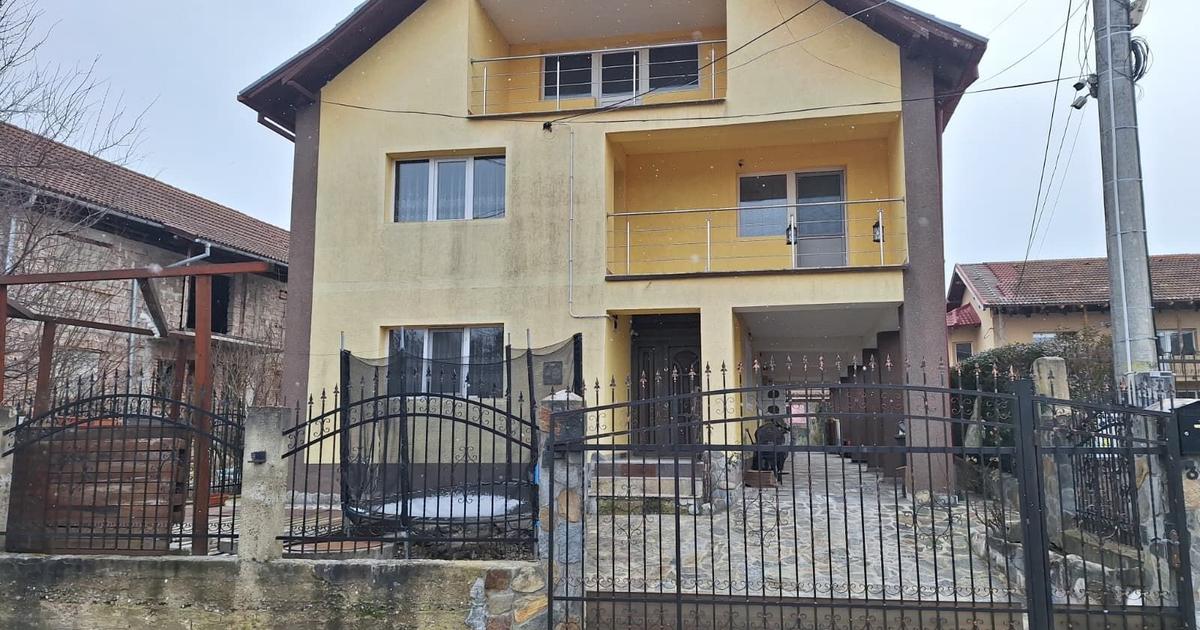 Casă individuală cu 4 camere în zona Central, Curtea de Argeș