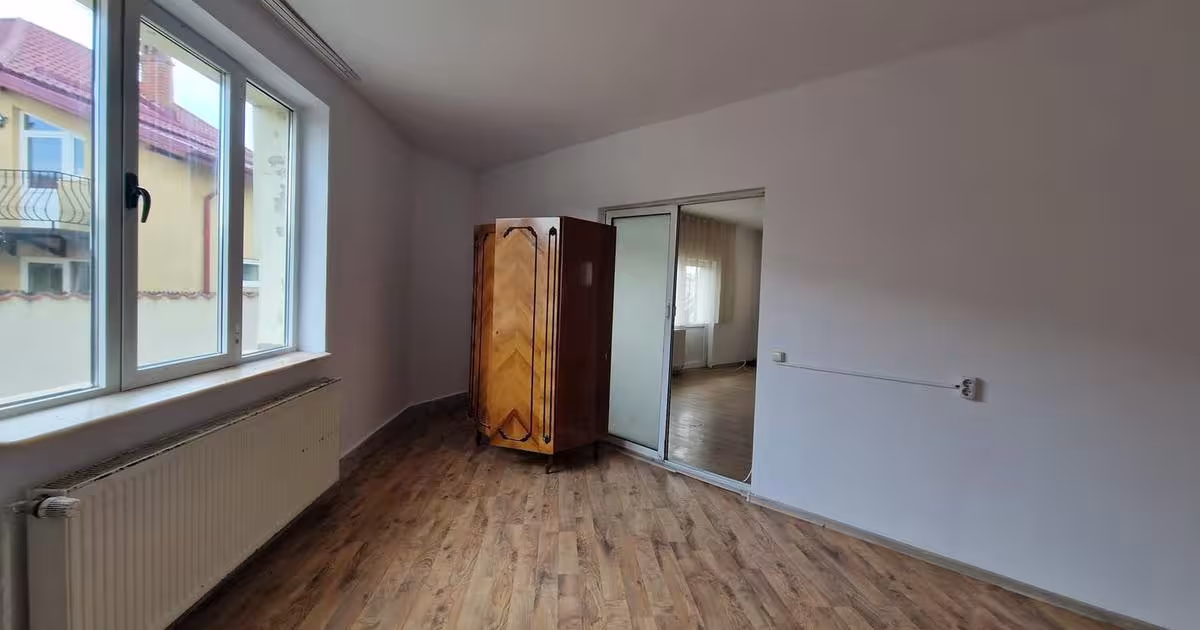 Casă individuală 350 mp cu 8 camere în Ștefănești