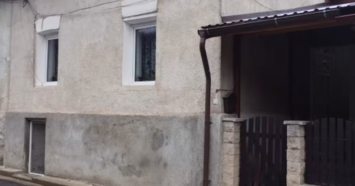 Casă individuală 55 mp cu 3 camere în zona Central, Anina