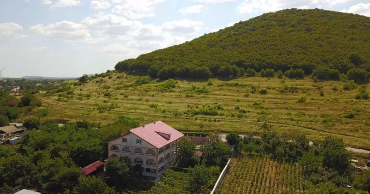 Casă individuală 560 mp cu 18 camere în zona Est, Babadag