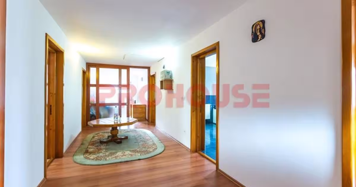 Casă individuală 240 mp cu 6 camere în zona Est, Bacău