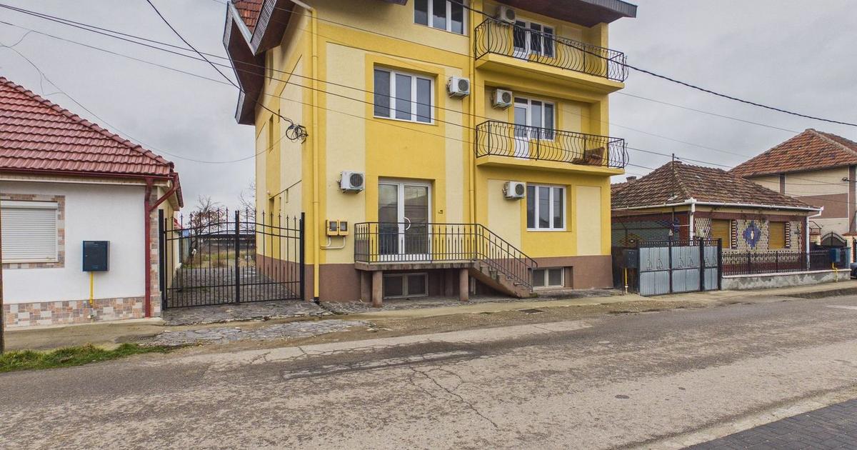 Casă individuală cu 12 camere în Băile 1 Mai