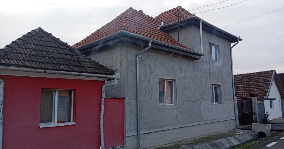 Casă individuală 200 mp cu 5 camere în Bârzava