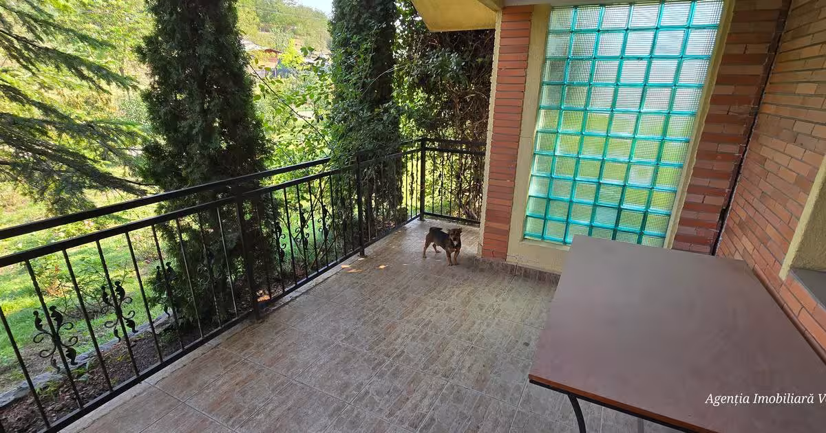 Casă individuală 60 mp cu 2 camere în zona Central, Botoșani