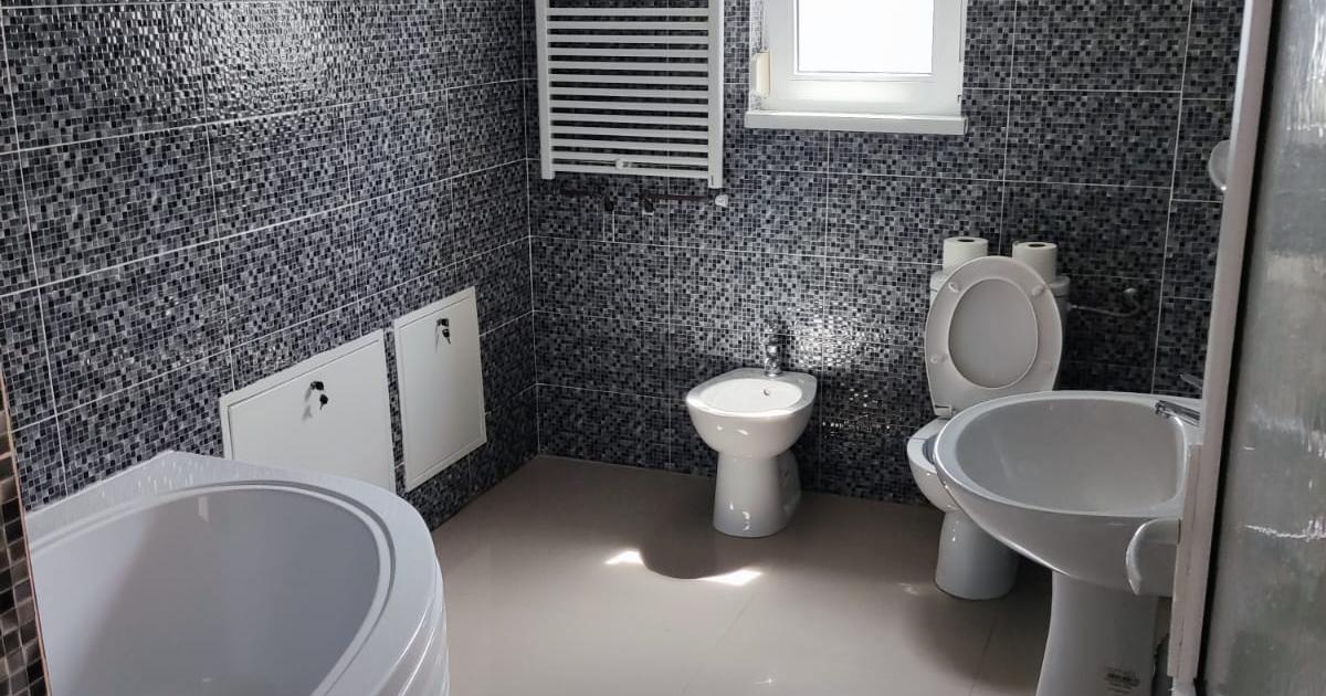 Casă individuală 300 mp cu 5 camere în zona Central, Botoșani