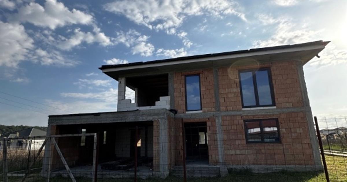 Casă individuală 260 mp cu 3 camere în Budești