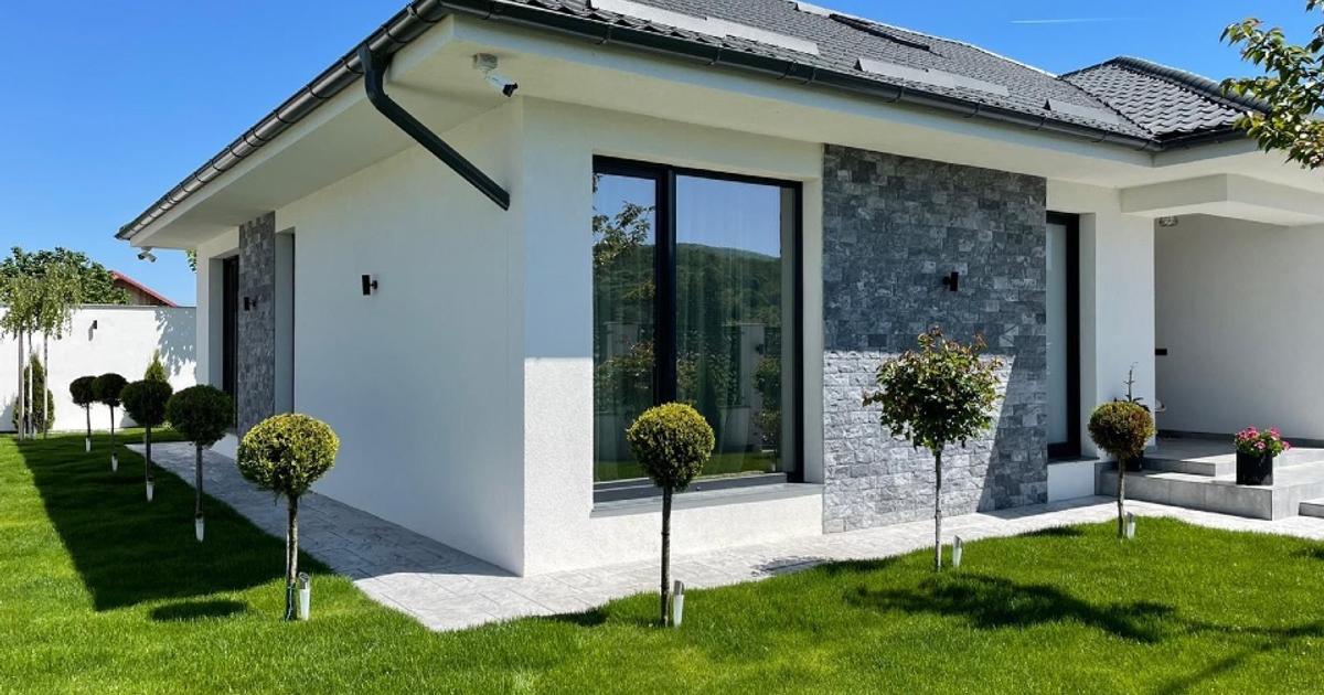 Casă individuală 258 mp cu 4 camere în Budești