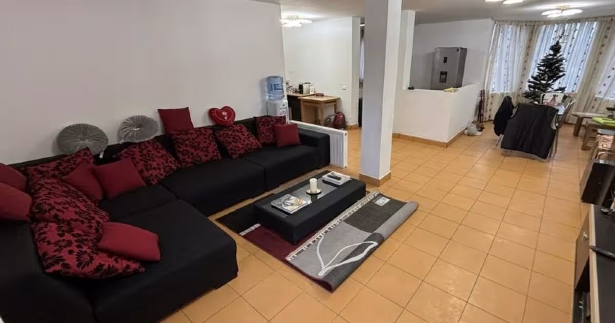 Casă individuală 1,200 mp cu 5 camere în Bulbucata