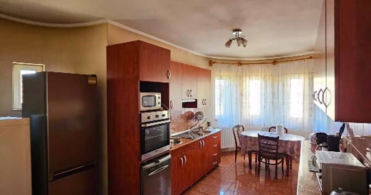 Casă individuală 400 mp cu 5 camere în zona Central, Călan