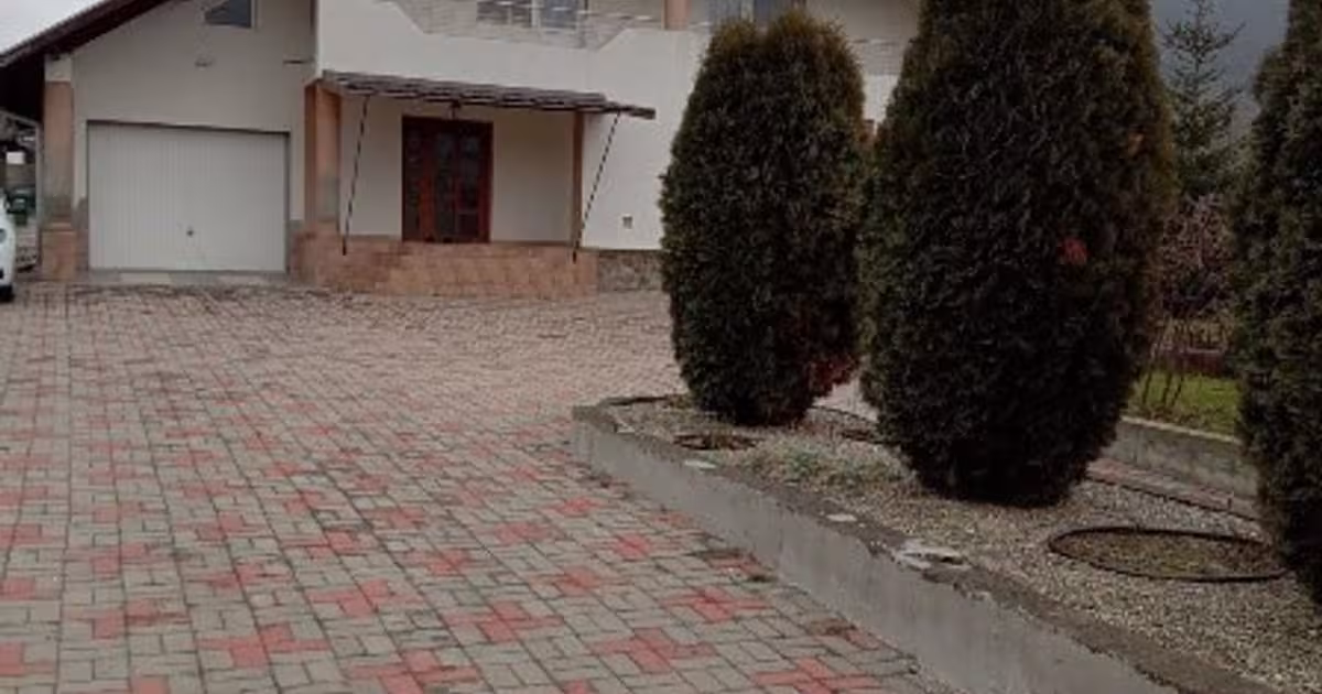 Casă individuală 170 mp cu 5 camere în zona Central, Călimănești