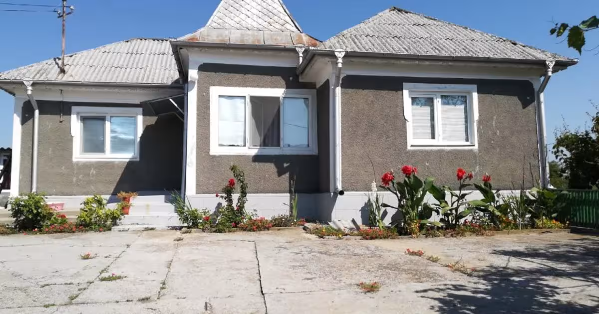 Casă individuală 90 mp cu 5 camere în Caraorman