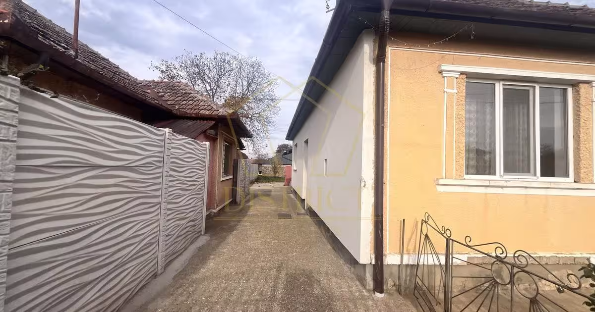 Casă individuală cu 4 camere în zona Central, Carei
