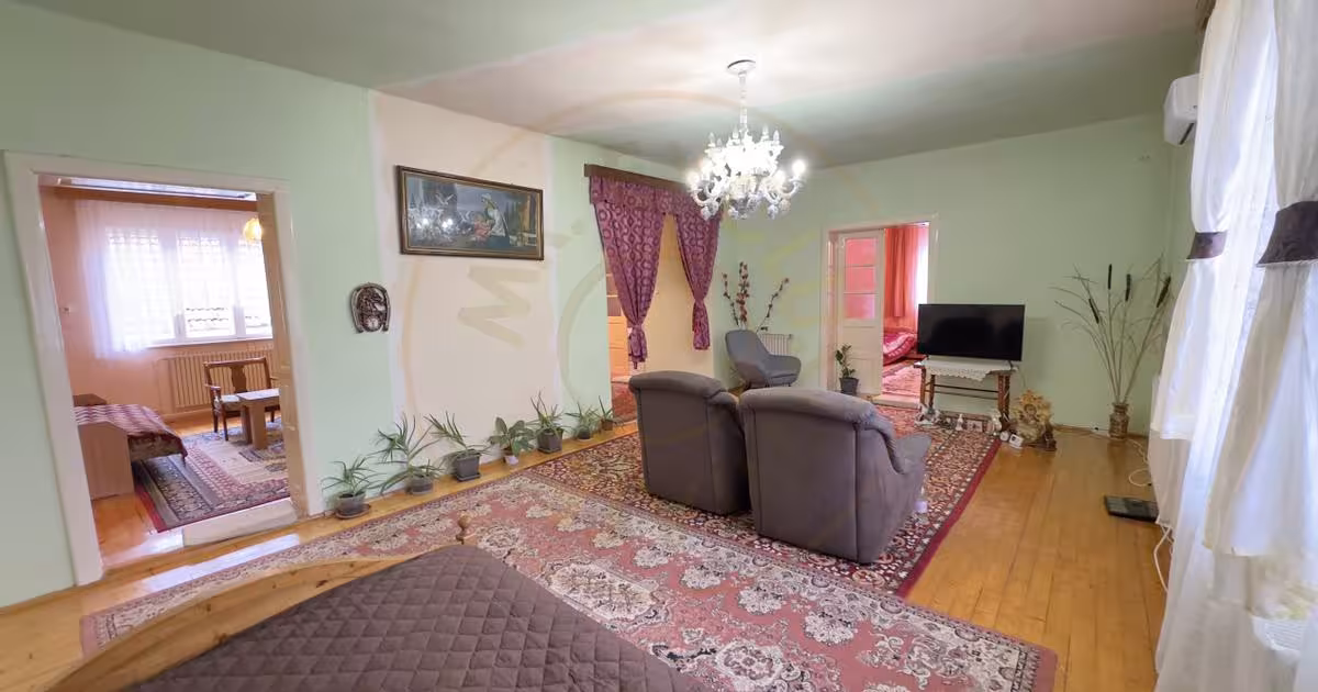 Casă individuală 393 mp cu 7 camere în zona Central, Carei