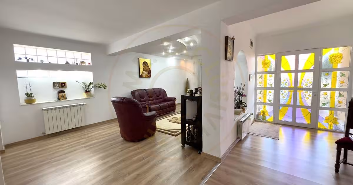 Casă individuală 271 mp cu 5 camere în Carei