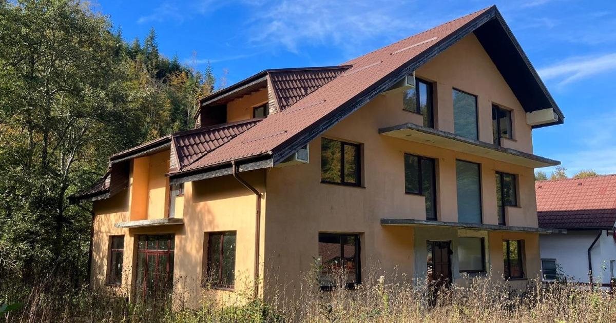 Casă individuală 480 mp cu 5 camere în Cârțișoara