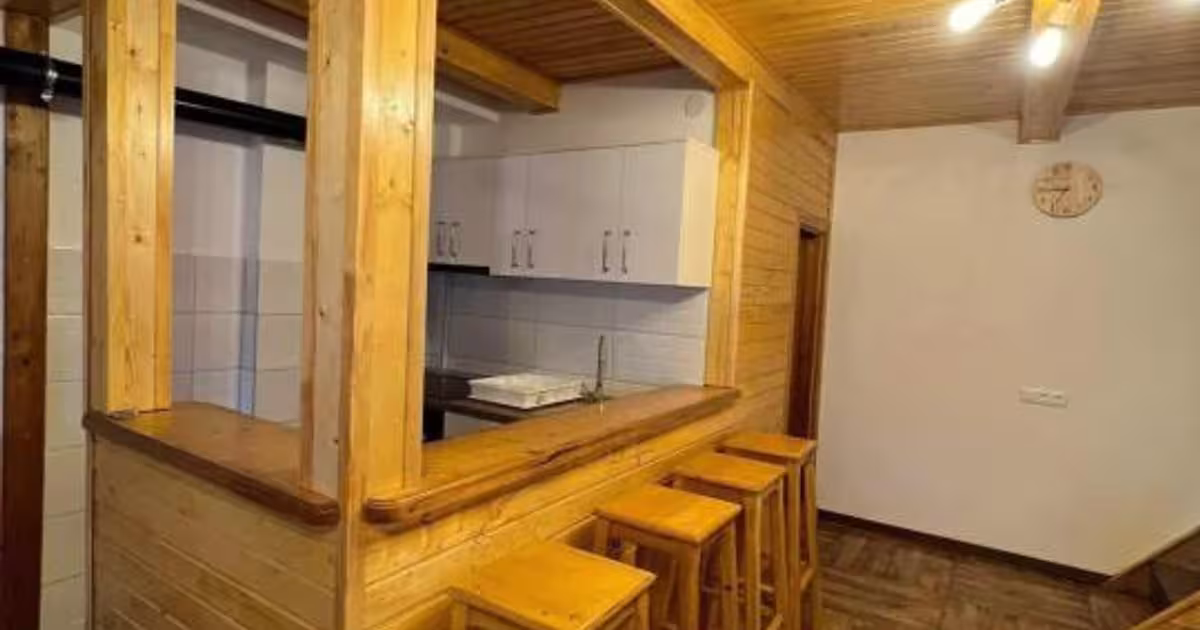 Casă individuală 300 mp cu 8 camere în Colibița