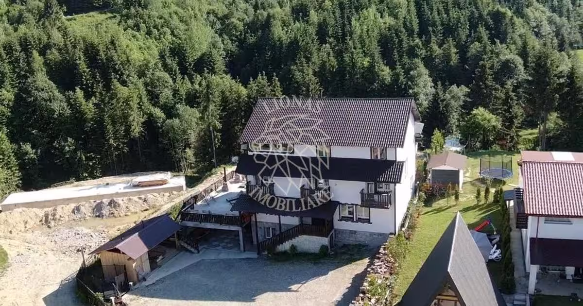 Casă individuală cu 10 camere în Colibița