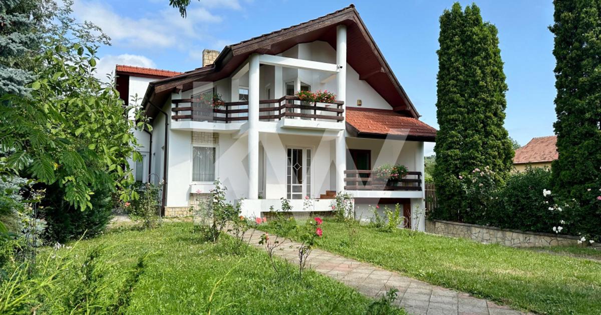 Casă individuală 302 mp cu 6 camere în zona Central, Comănești