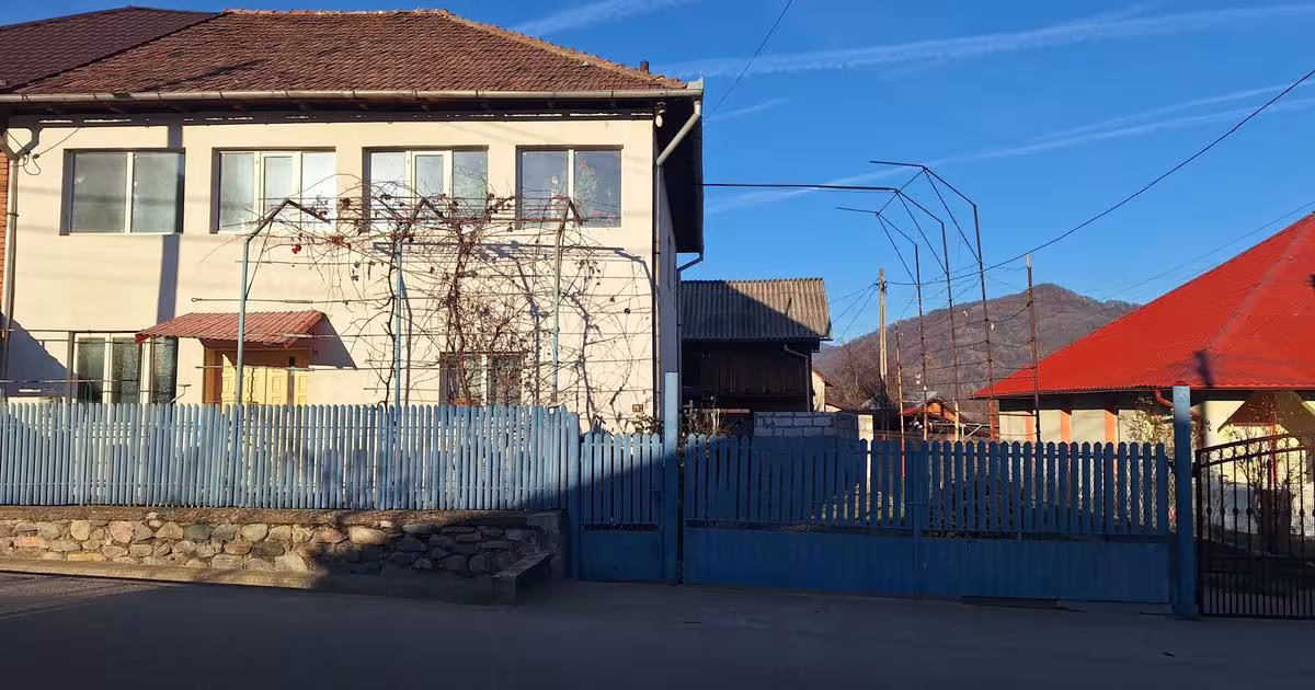 Casă individuală cu 6 camere în Corbeni