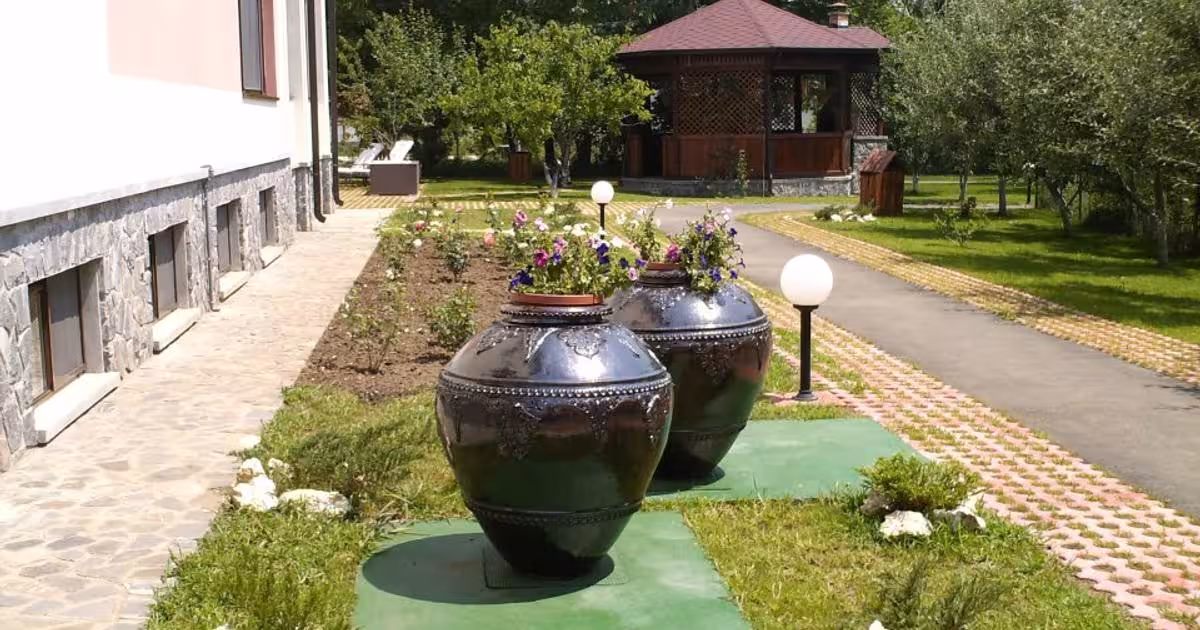 Casă individuală 1,200 mp cu 15 camere în Cornu de Jos (Cornu)