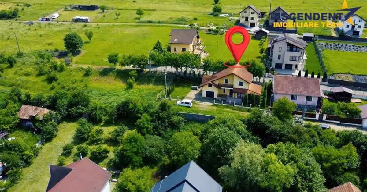 Casă individuală cu 6 camere în Corunca