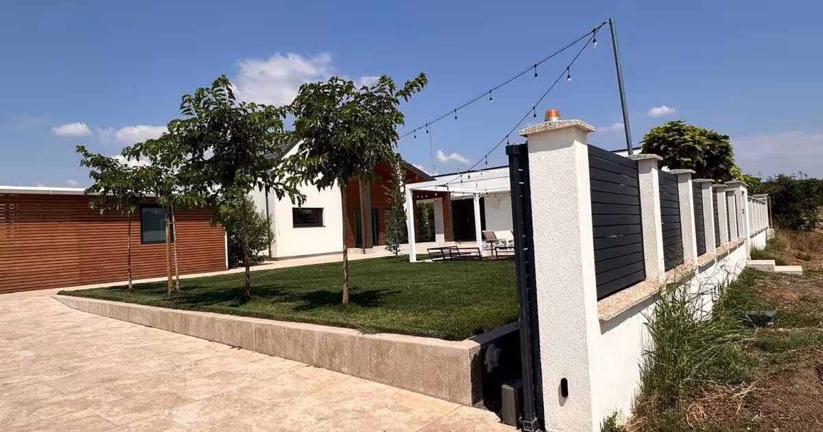 Casă individuală 320 mp cu 5 camere în zona Aeroport, Craiova