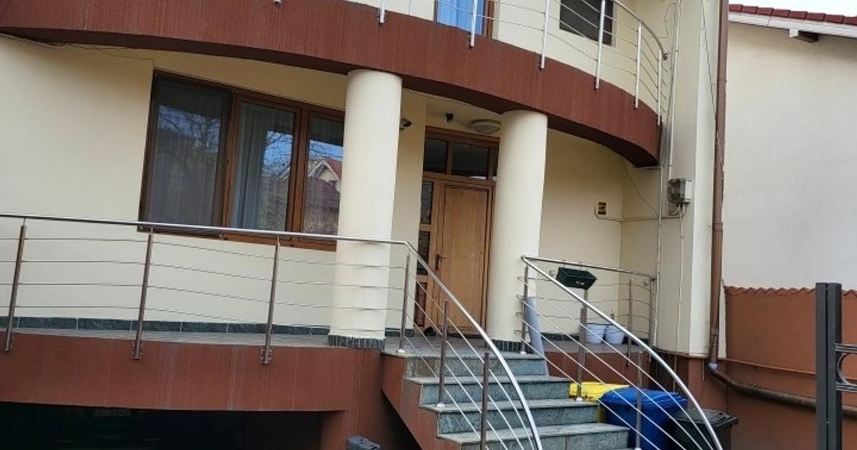 Casă individuală 400 mp cu 12 camere în zona Central, Craiova