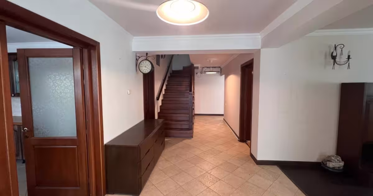 Casă individuală cu 10 camere în Crevedia