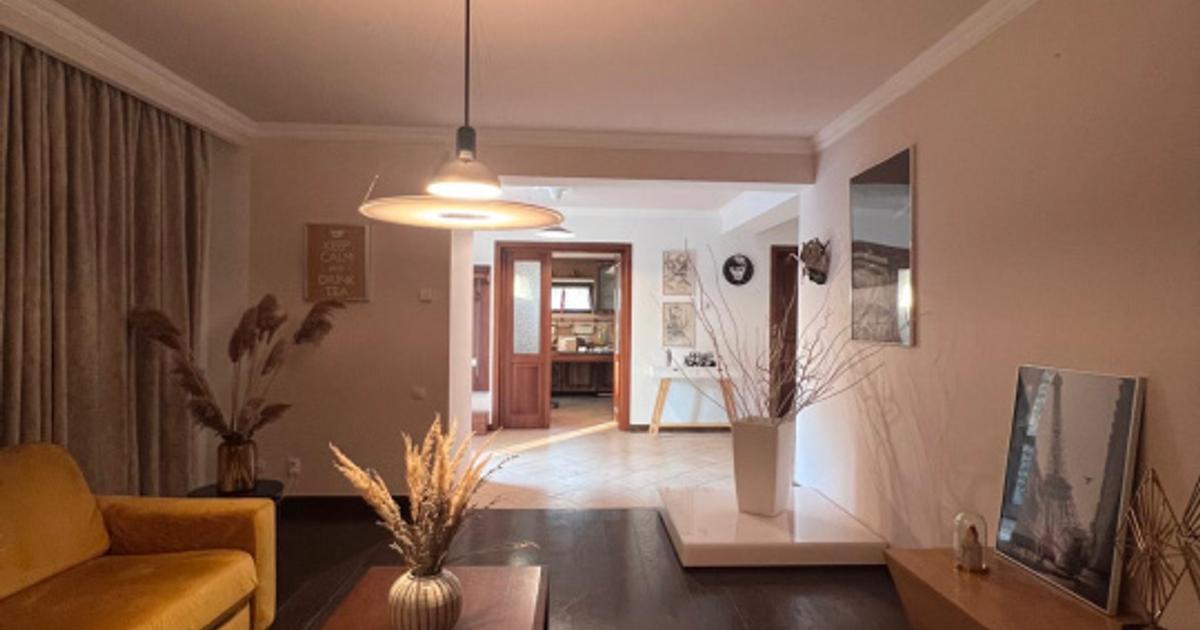 Casă individuală cu 10 camere în Crevedia