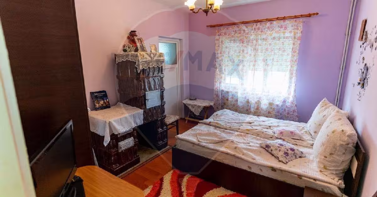 Casă individuală cu 8 camere în Cristur