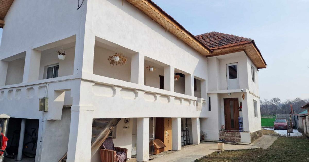 Casă individuală 228 mp cu 5 camere în Curtișoara