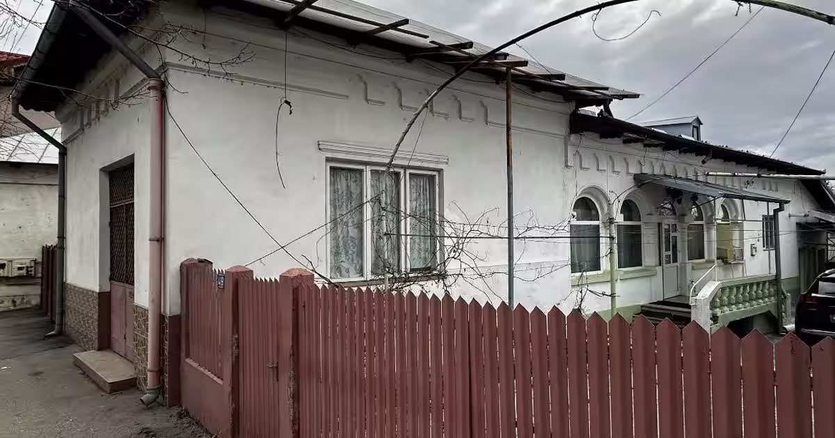 Casă individuală 128 mp cu 4 camere în zona Central, Drăgășani