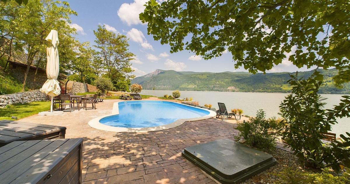 Casă individuală 300 mp cu 12 camere în Dubova