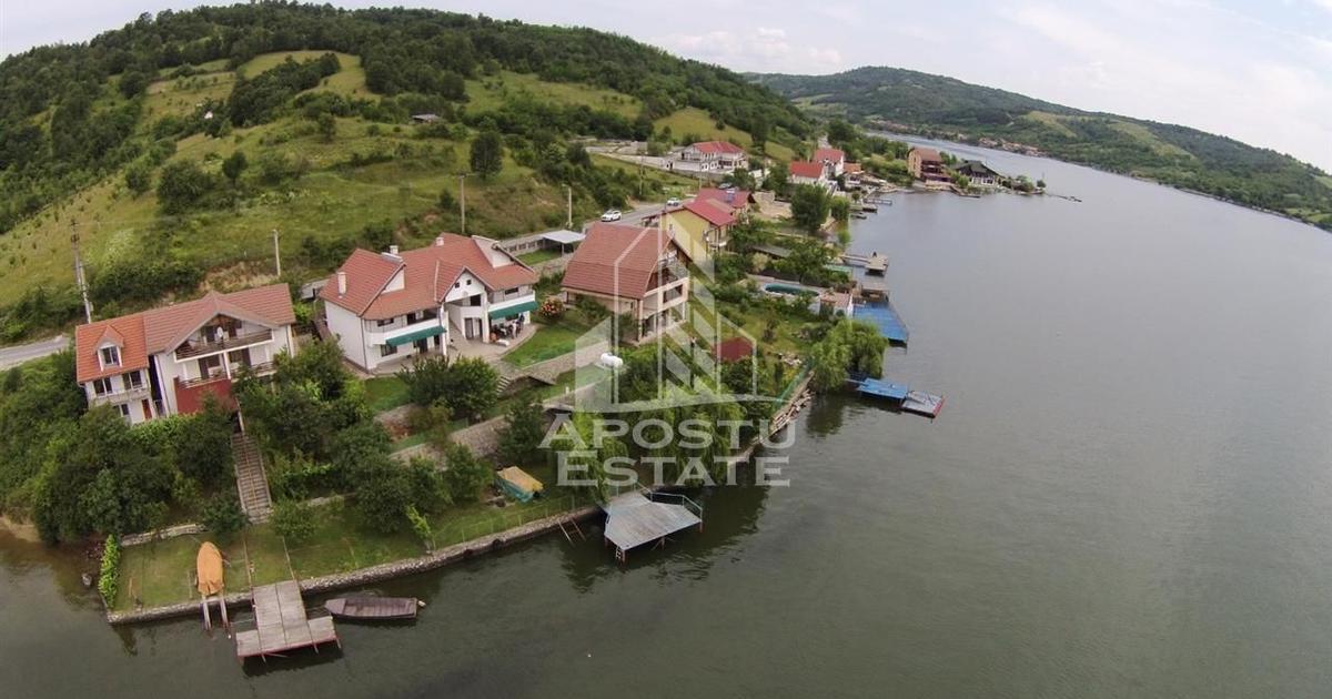 Casă individuală 280 mp cu 8 camere în Eșelnița