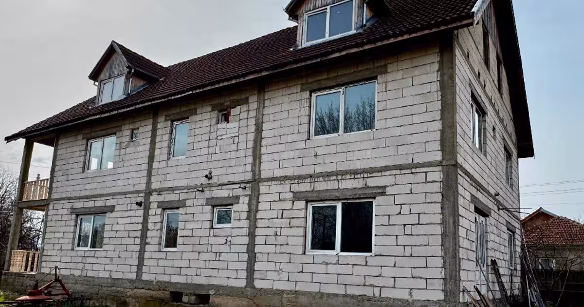 Casă individuală 435 mp cu 9 camere în Fărcădin