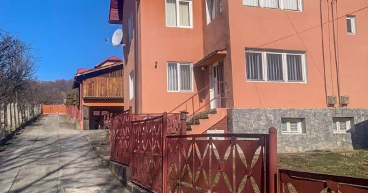 Casă individuală 260 mp cu 5 camere în zona Central, Fieni