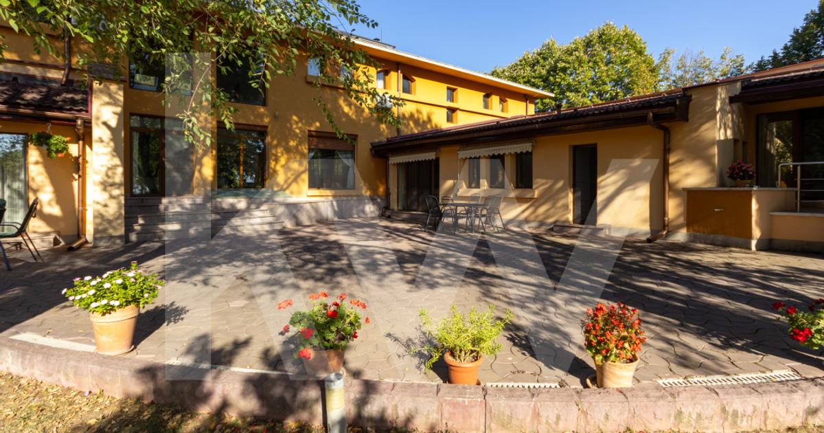 Casă individuală 1,018 mp cu 25 camere în Frumușani