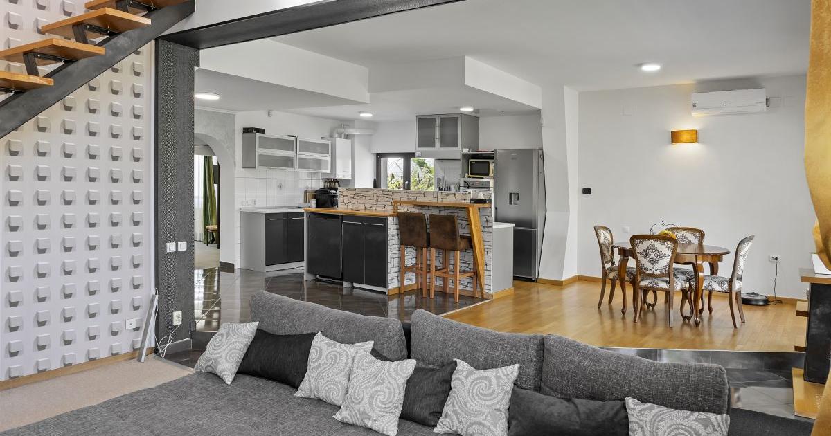 Casă individuală 210 mp cu 4 camere în Frumușani