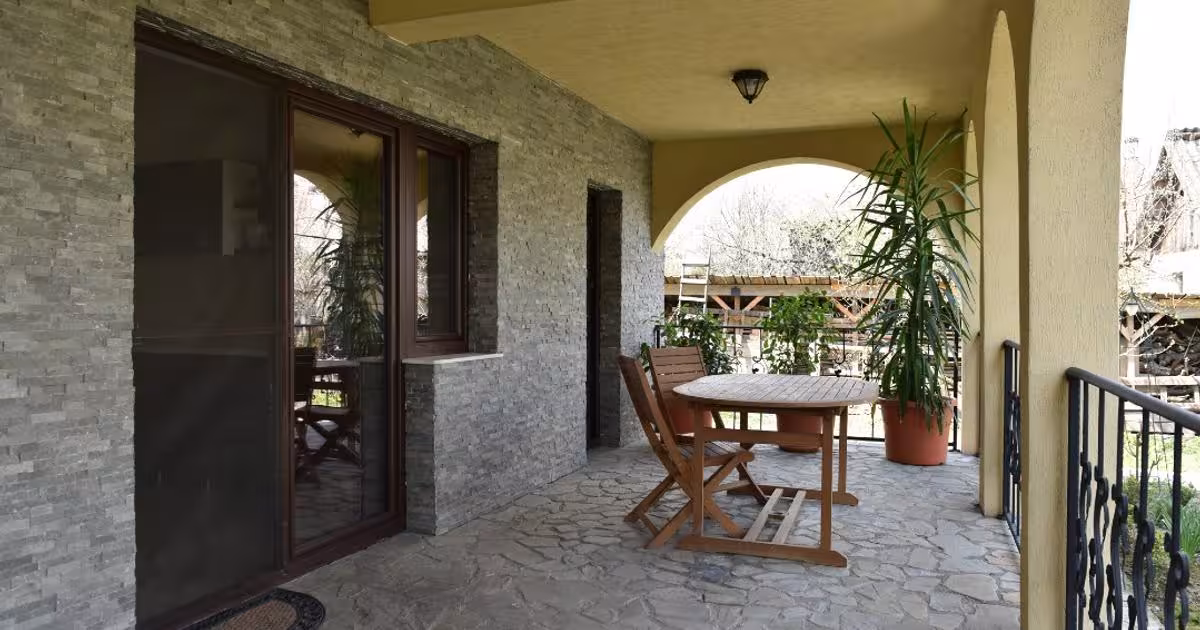 Casă individuală 300 mp cu 5 camere în Golești (Ștefănești)