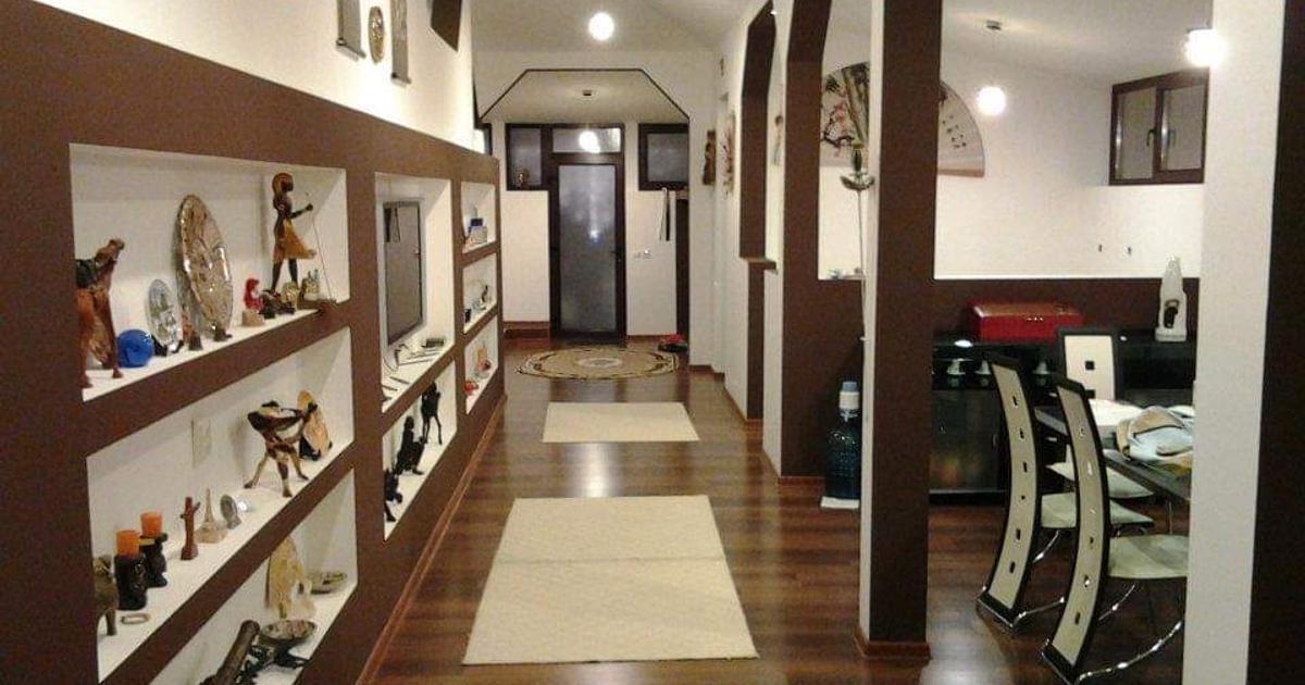 Casă individuală 600 mp cu 11 camere în Grecii de Jos