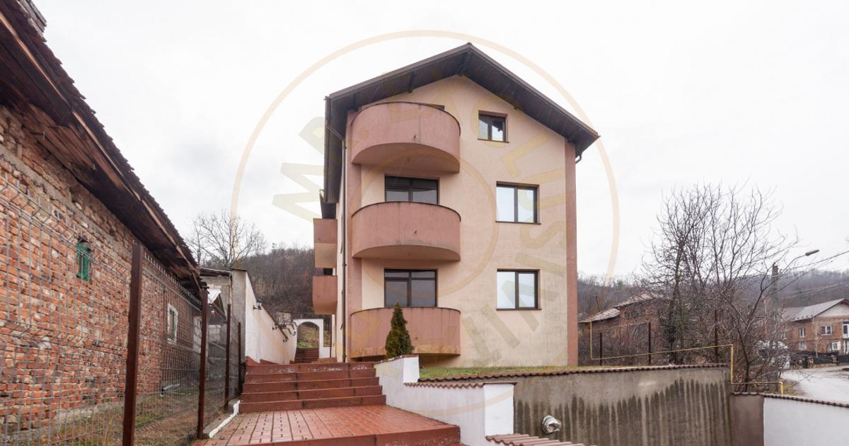 Casă individuală cu 8 camere în Izvorani