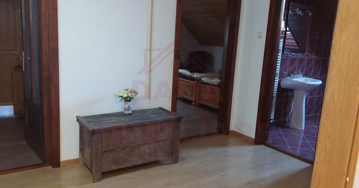 Casă individuală cu 10 camere în Marga