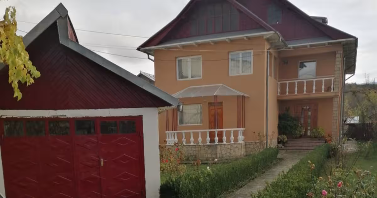 Casă individuală 280 mp cu 5 camere în zona Central, Moinești