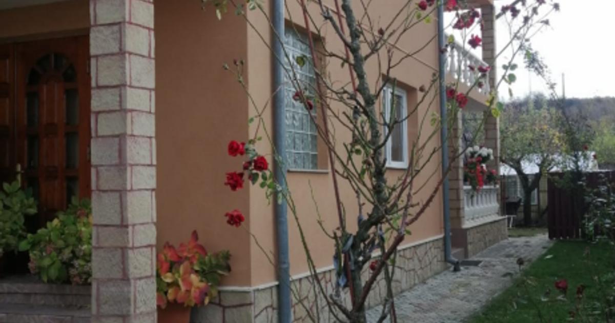 Casă individuală 280 mp cu 5 camere în zona Central, Moinești