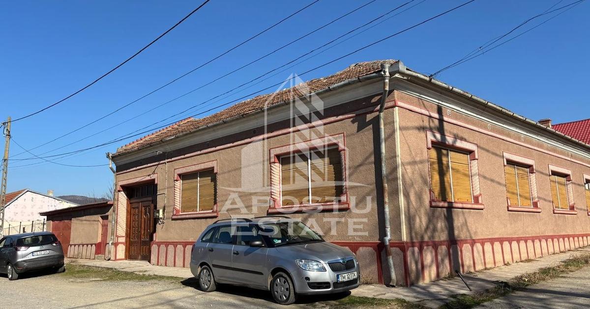 Casă individuală 330 mp cu 5 camere în Moldova Veche