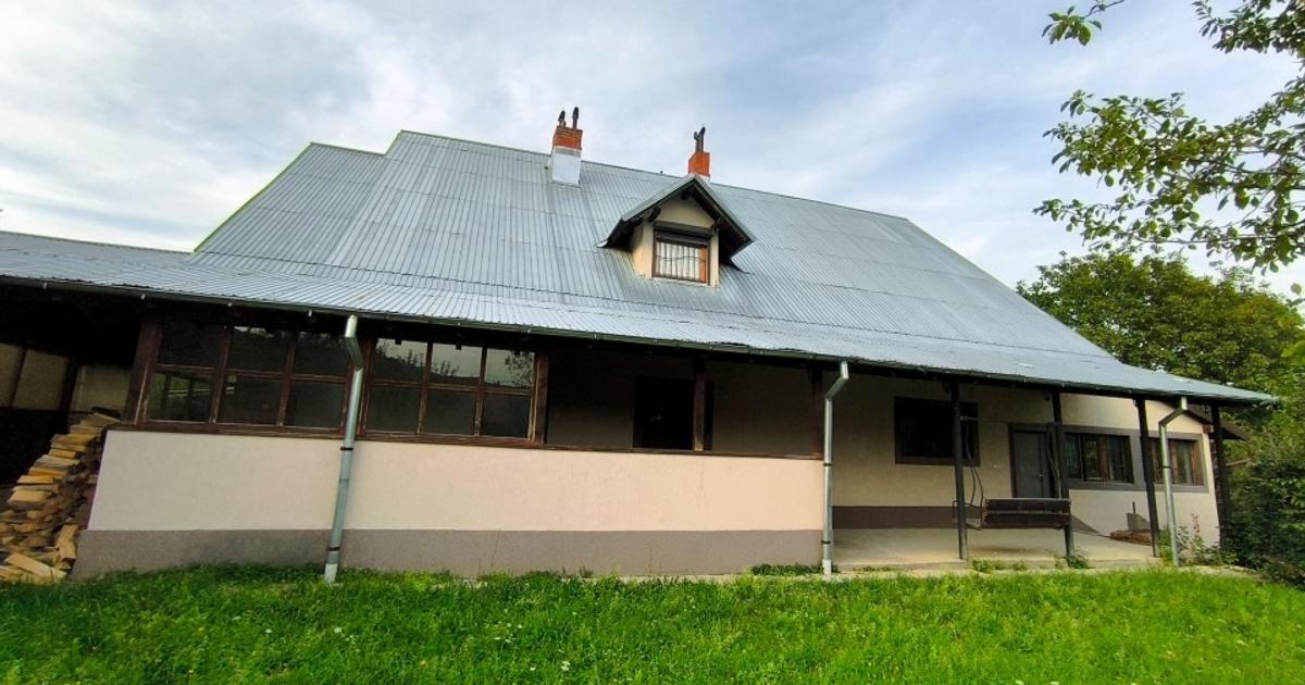 Casă individuală 600 mp cu 8 camere în Moroeni