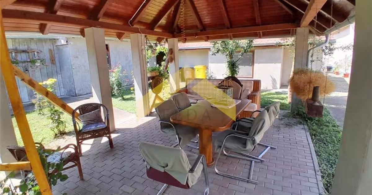 Casă individuală 300 mp cu 7 camere în zona Ultracentral, Nădlac