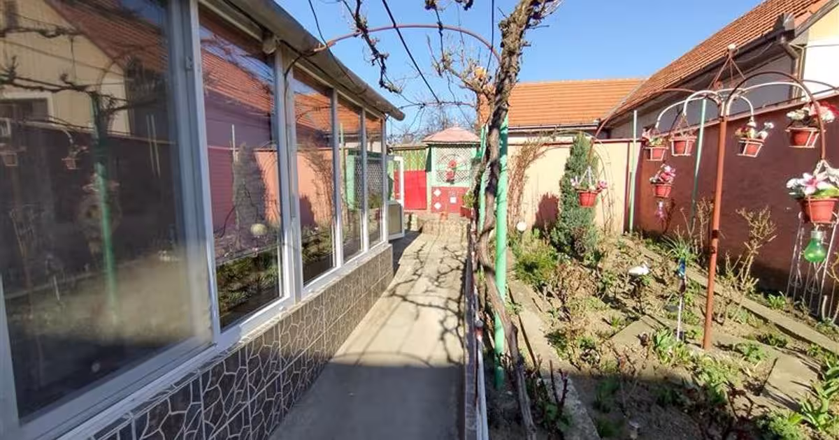 Casă individuală cu 7 camere în zona Vest, Oravița