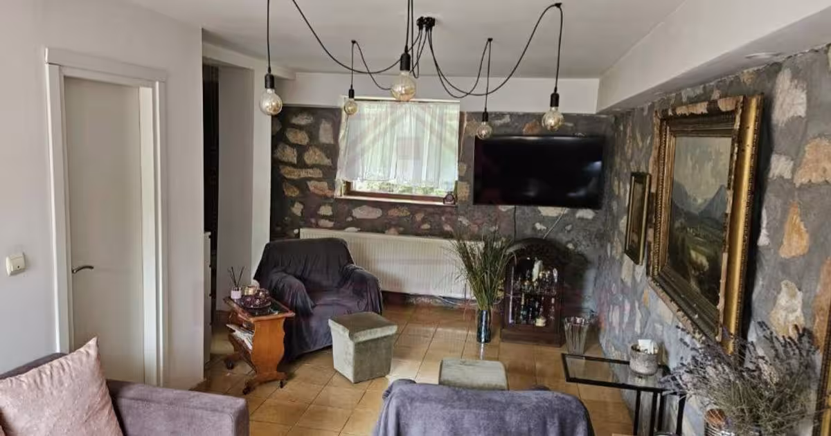 Casă individuală cu 6 camere în Poiana Mărului